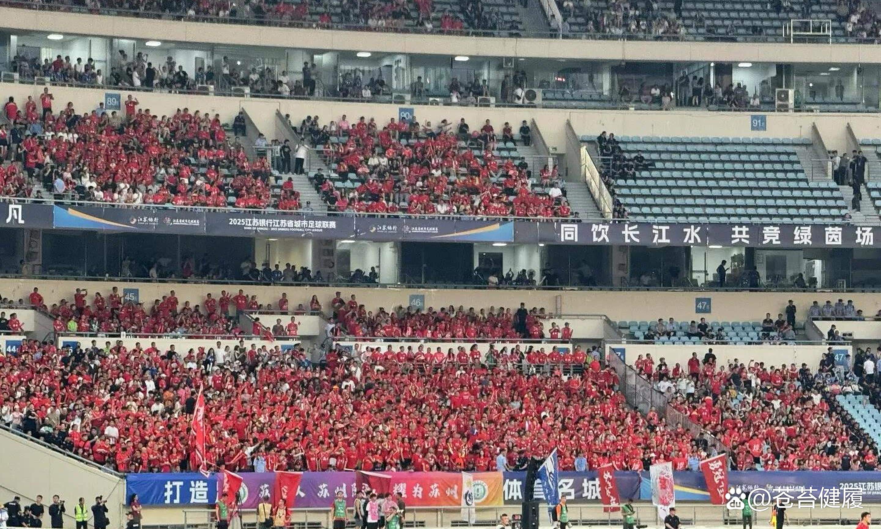 包含精彩对决不容错过，众多球迷赛场观赏热情高涨的词条